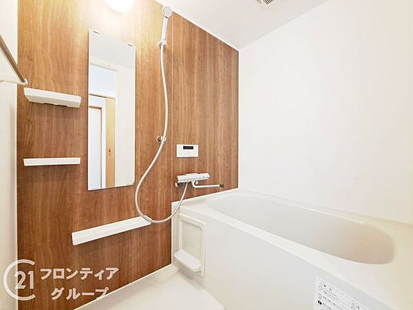 清潔感あふれるバスルームで、毎日の疲れを癒せます。明るく開放的な空間で、リフレッシュできるひとときをお楽しみください。
