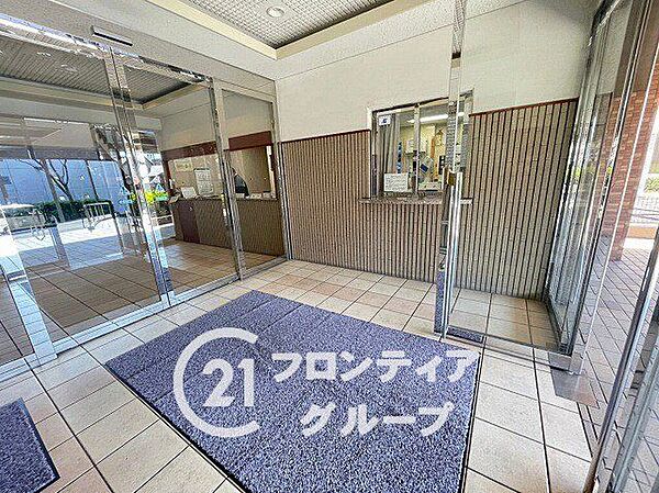 マンションのエントランスは、住まう方々を迎える洗練された空間です。日常の出入りを快適にするための工夫がされています。