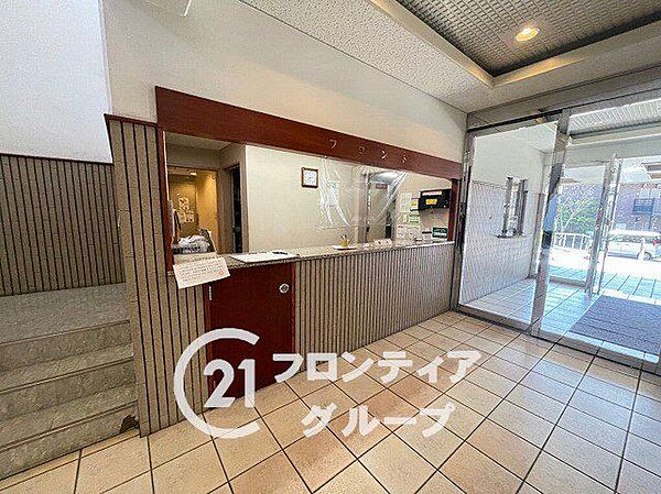 マンションのロビーは、住民の皆様が集うコミュニケーションの場であり、憩いの場です。必要最低限の設備が整ったロビーで、実用性を重視した空間です