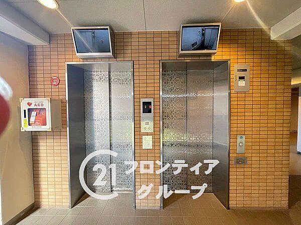 エレベーターホールは、住民の皆様が快適に移動できるよう設計されています。広々としたスペースは、混雑時でもスムーズな乗降を可能にします。