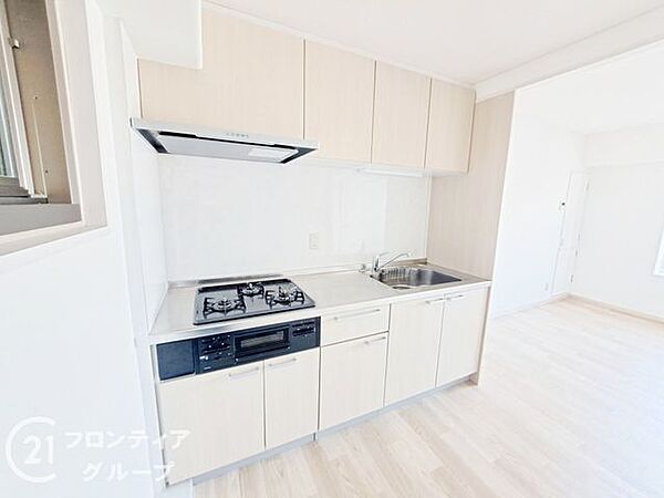 収納が充実しており、キッチン用品をすっきりと整理できる便利な空間です