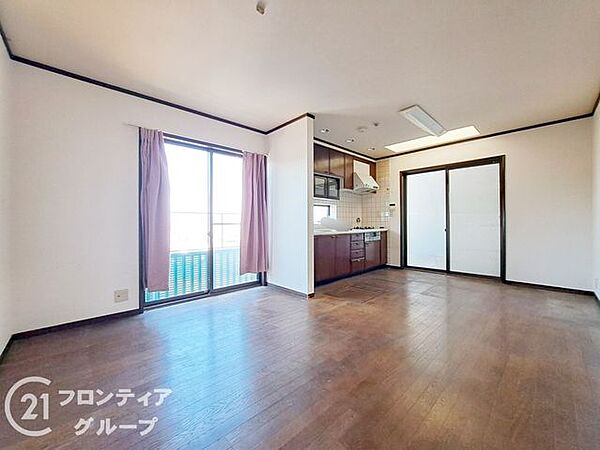 広々12帖のリビングです。家具を置いても広々としており、快適にお住まいいただけます。