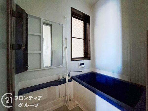 ゆったりと脚を延ばして、1日の疲れを癒せます。窓があるのでこまめに湿気を換気ができます。