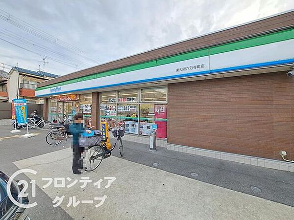 ファミリーマート東大阪六万寺町店 徒歩12分。 930m