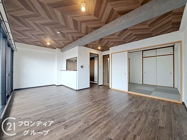 リビングは、家族や友人との時間を楽しむのに最適な広さです。快適な居住空間を提供します。