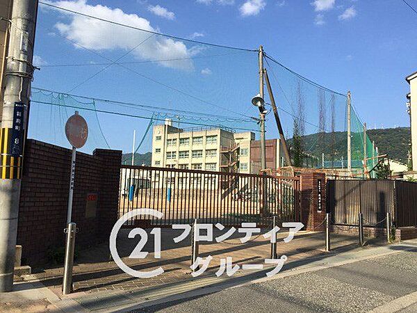 東大阪市立枚岡中学校 徒歩6分。 460m
