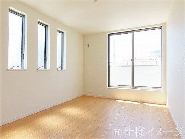 ＼同仕様写真／フローリング材には、木目や色調など木材特有の風合いがあり、ナチュラルな美しさで、日々の生活に温もりを与えてくれます。