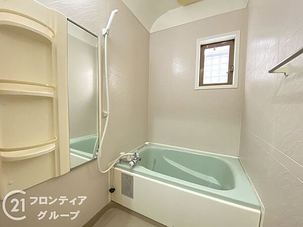 バスタブ付きで、ゆったりとお風呂に浸かり、疲れた体を癒せる贅沢な空間です。窓があるのでこまめに換気ができ、清潔感を保てます。リラックスタイムをより豊かにする素敵な選択です。