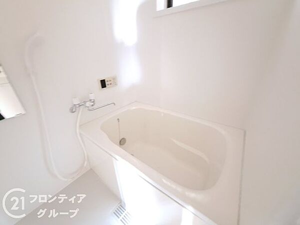 給湯器リモコンの設置あり！追い炊きが簡単なので、いつでも楽に入浴できます。きれいな浴室で1日の疲れを癒してください