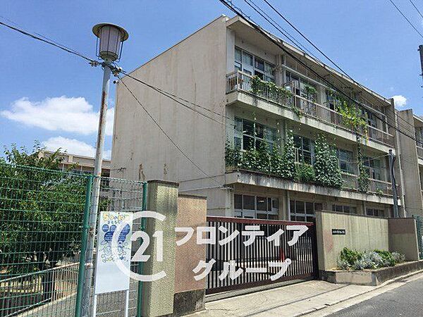 くすは縄手南校六万寺校舎 徒歩16分。 1260m