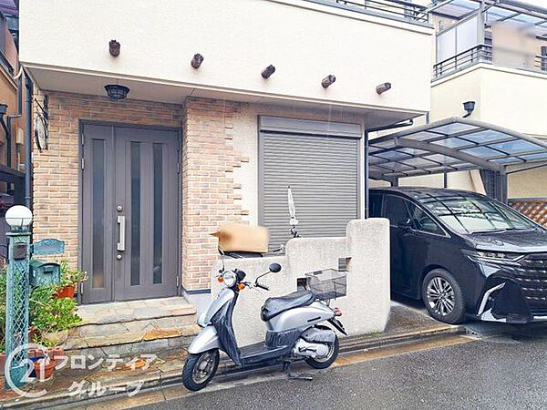 おしゃれなデザインの玄関で、訪れる人を温かく迎えます
