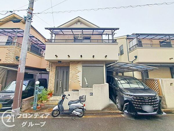 光に照らされた清潔感あふれる外観は、周辺環境にも馴染み、安心感のある住まいを提供します。