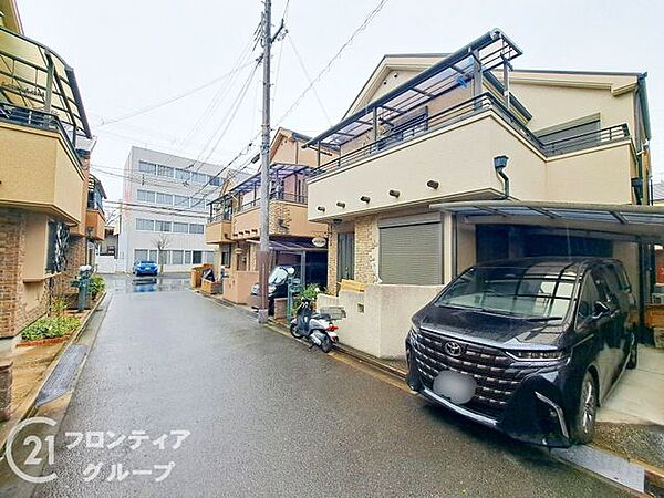 前面道路は交通量が少なく、静かで穏やかな時間が流れるエリアです。