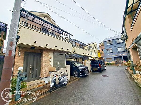 ゆとりある道幅の前面道路により、車庫入れもスムーズ。