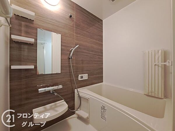 家族全員が快適に使える、広々としたバスルームです。ゆったりとした空間で、リラックスした時間をお過ごしください。