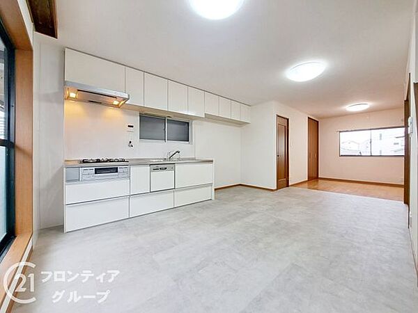 リビングには、収納スペースが充実しており、スッキリとした空間を保てます。快適な居住空間を提供します。