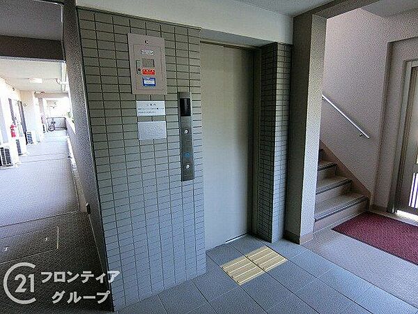エレベーターホールは、住民の皆様が快適に移動できるよう設計されています。広々としたスペースは、混雑時でもスムーズな乗降を可能にします。