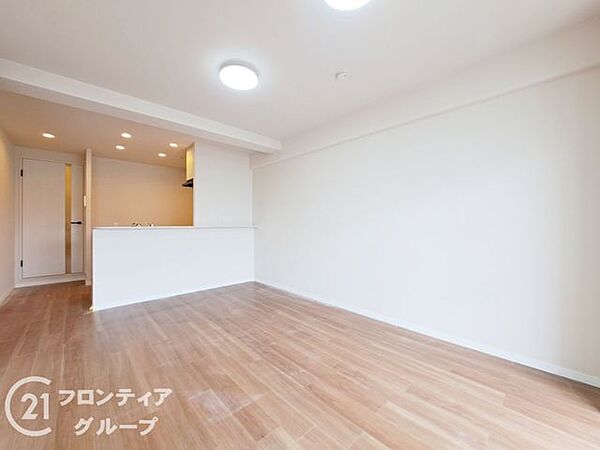 明るいリビングは、家族の笑顔が自然と集まる温かい空間です。開放感のある間取りで家具の配置もしやすく、ライフスタイルに合わせた自由なインテリア作りを楽しむことができます