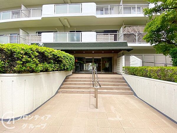 マンションのエントランスは、住まう方々を迎える洗練された空間です。日常の出入りを快適にするための工夫がされています。