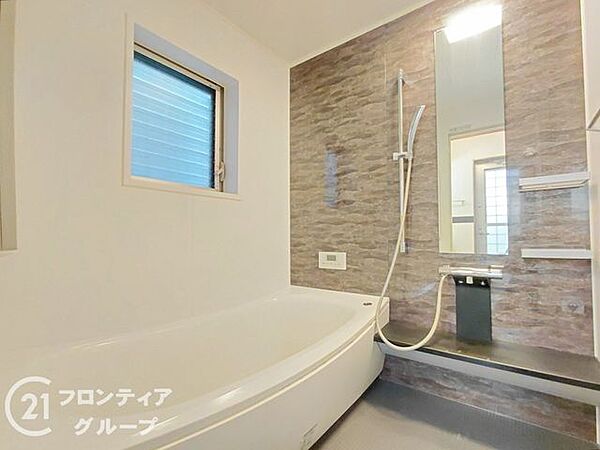 広々としたバスルームで、心地よいリラックスタイムを楽しめます。快適な空間で、日々の疲れを癒す贅沢な時間を提供します。