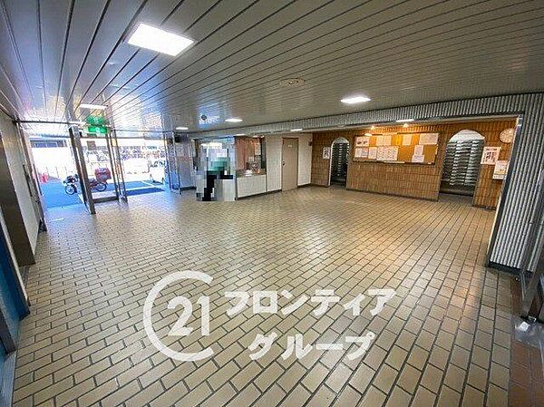 レトロなデザインが魅力のロビーで、日々の暮らしに彩りを添えます