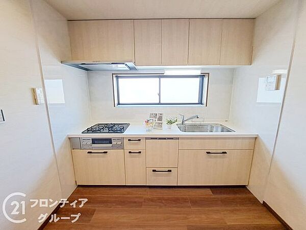 家事動線を考えた設計で家事がスムーズに行えますね。収納があるため、調味料のストックを置くのにピッタリです。