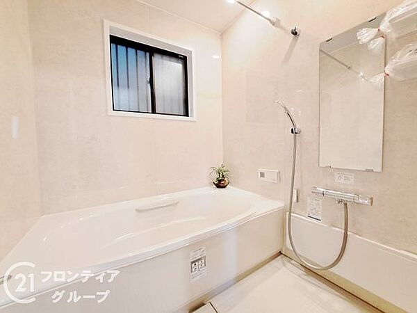 ゆったりと脚を延ばして、1日の疲れを癒せます。窓があるのでこまめに湿気を換気ができます。