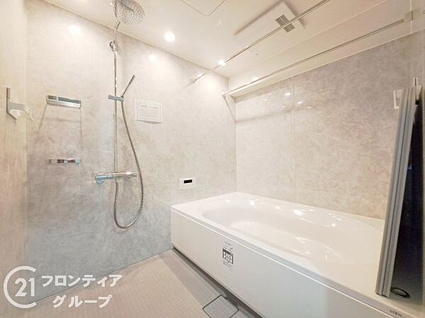 機能的なバスルームで、快適な生活を実現します。清潔感あふれる空間で、毎日の疲れを癒すリフレッシュタイムを提供します。