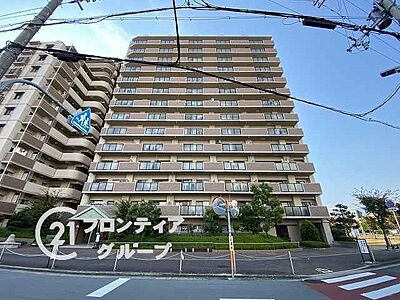 外観:駅から徒歩8分のマンションは、通勤や通学にとても便利で、時間を有効に使える素晴らしい立地です! 外観:駅から徒歩8分のマンションは、通勤や通学にとても便利で、時間を有効に使える素晴らしい立地です!