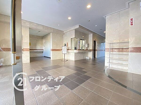 広々としたロビーで、住む人が快適に過ごせるよう配慮されています