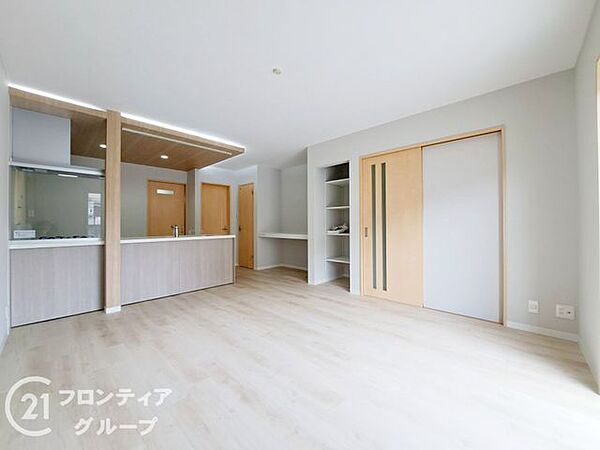 窓から差し込む光で家族を温かく包み込みます。明るいリビングで子育てする喜びを！いつでも見学可能です！