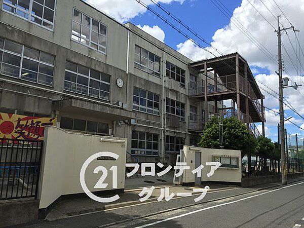 東大阪市立盾津東中学校 徒歩11分。 820m
