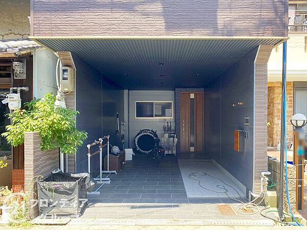 ガラススリットの入った玄関ドアは室内に光を届けてくれる大事な存在です。