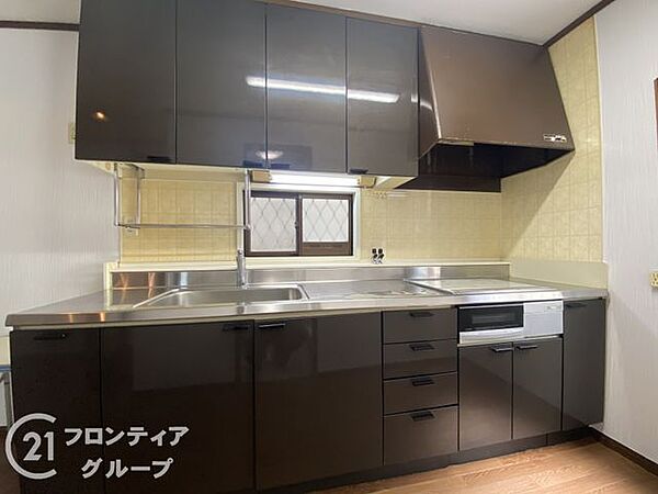 木目調のデザインが温かみを感じる、インテリアになじみやすいキッチンです