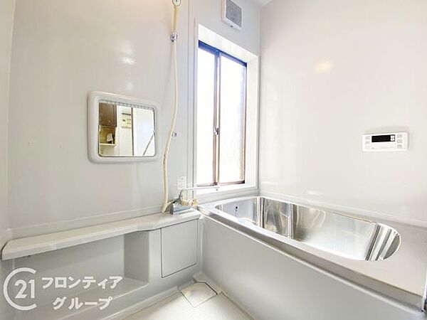 バスタブ付きで、ゆったりとお風呂に浸かり、疲れた体を癒せる贅沢な空間です。窓があるのでこまめに換気ができ、清潔感を保てます。リラックスタイムをより豊かにする素敵な選択です。