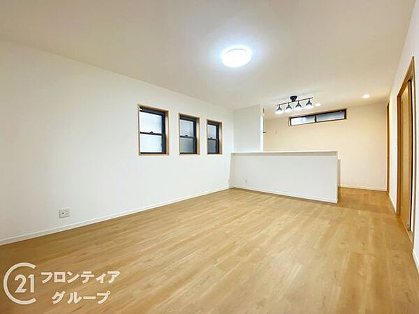窓が多くて風通しも良く、年中快適に過ごせそうな心地よさがありますね！家族が集まる場所だからこそ、広さと明るさにこだわった設計になっています。ここなら毎日穏やかな気持ちで過ごせそうですね！