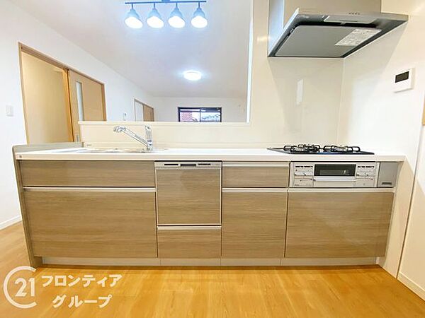 木目調のデザインが温かみを感じさせる理想的な調理スペース！三口コンロ採用で複数のおかず作りも同時にこなせる時短の味方です。家族の笑顔が集まる、家の中心となるお気に入りの場所になりそう！