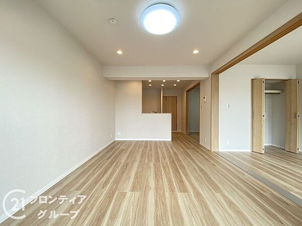 明るい色調のフローリングが広がるリビングは、大きな窓から差し込む光が心地よい開放的な空間です。どんなインテリアも映えるシンプルな内装が、住む人の個性を引き立てます