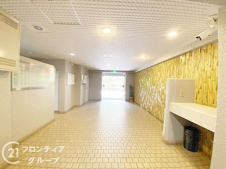 レトロなデザインが魅力のロビーで、日々の暮らしに彩りを添えます