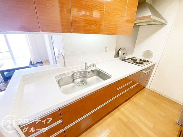 収納が充実しており、キッチン用品をすっきりと整理できる便利な空間です。