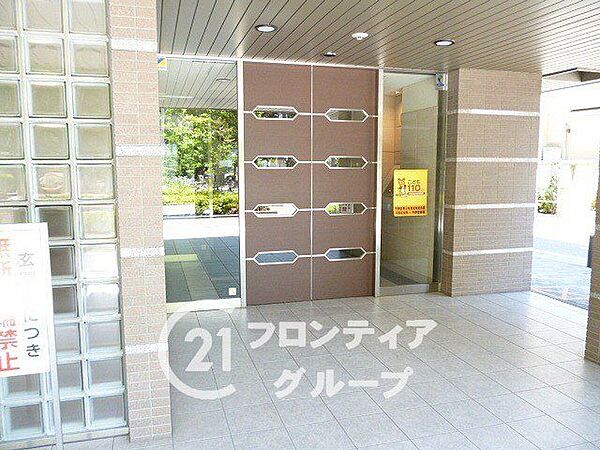マンションのエントランスは、住まう方々を迎える洗練された空間です。日常の出入りを快適にするための工夫がされています。