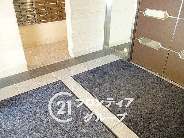 機能的なロビーで、住む人が快適に過ごせるよう配慮されています