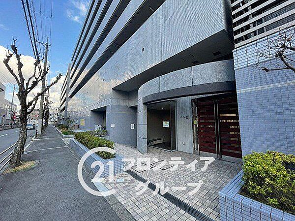 マンションのエントランスは、住まう方々を迎える洗練された空間です。日常の出入りを快適にするための工夫がされています。