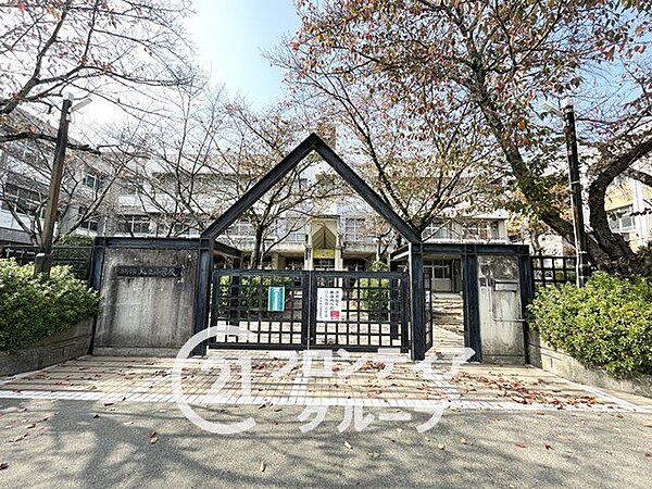 八尾市立大正小学校 徒歩12分。 890m