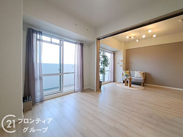 窓の外に広がる開放的な景色と心地よい光に満たされた広々としたリビング！ステータスを感じさせる洗練されたデザインが住まう人の個性を美しく引き立てる、日々の疲れを癒やす自分たちだけの特別な空間！