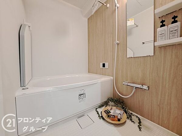 柔らかな光と温もりあるデザインに包まれる上質な休息空間！機能美を追求した設備とゆとりあるサイズ感が、日常を忘れて心からリラックスできる贅沢なバスライフを約束してくれる魅力的な空間です！