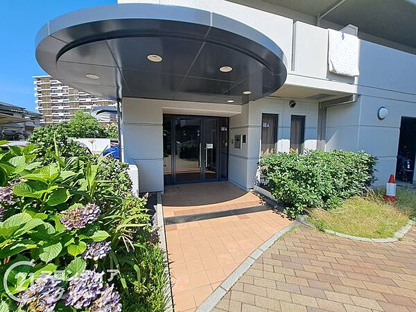 マンションのエントランスは、住まう方々を迎える洗練された空間です。日常の出入りを快適にするための工夫がされています。