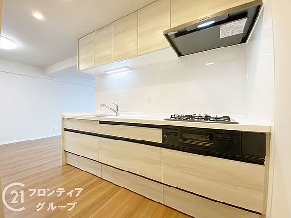 まるでカフェのようなお洒落なキッチンですね！広々とした作業スペースがあるので、家族と一緒に料理を作るのも楽しそうです。充実のコンシェルジュサービスと併せて、豊かな毎日を過ごせそうですね！