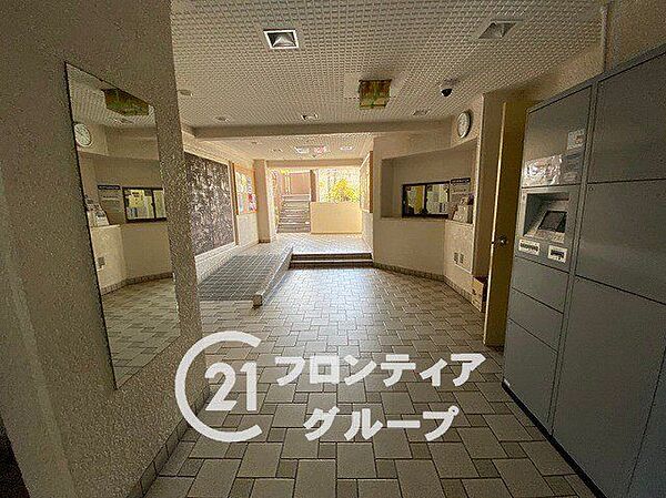 シンプルなロビーですが、住む人にとって居心地の良い空間を提供します