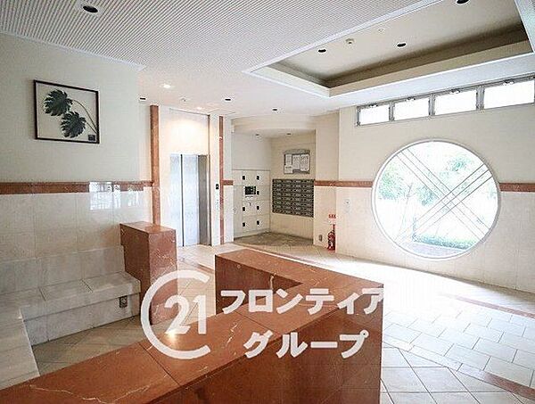 シンプルなロビーですが、住む人にとって居心地の良い空間を提供します